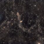 Spiralgalaxie hinter Molekülwolken